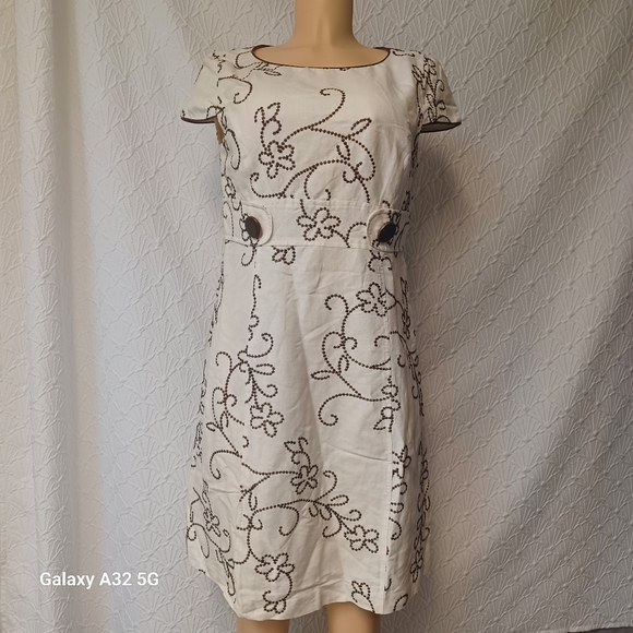 Jessica Howard Dresses & Skirts - Jessica Howard Wimen Size.10P Cream Sheath Dress with Flutter Cap Sleeves